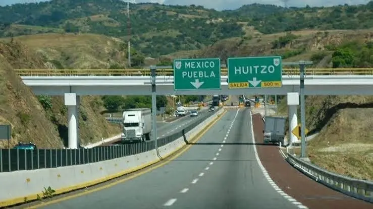 Hallan el cuerpo de un hombre con disparo en la cabeza sobre la autopista M&eacute;xico-Puebla