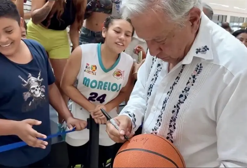 Recorrido de AMLO en el Tren Maya: un viaje lleno de abrazos y aplausos: &iexcl;S&iacute; se pudo!