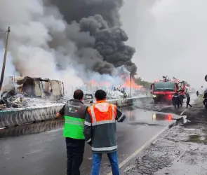 IMPACTANTES IMÁGENES: Incendio arrasa con viviendas de Nezahualcóyotl por presunto huachicoleo