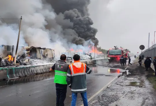 Un intenso incendio se desató la mañana de este lunes en las cercanías del AICM, afectando a aproximadamente 30 viviendas. 