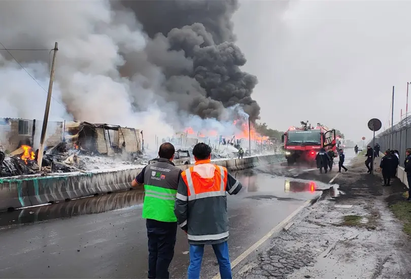 Un intenso incendio se desat&oacute; la ma&ntilde;ana de este lunes en las cercan&iacute;as del AICM, afectando a aproximadamente 30 viviendas. 