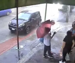 VIDEO | Disparan contra varios transeúntes que se refugiaban por la lluvia en Cuernavaca