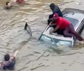 Hombre rescata a mujer atrapada en inundaciones por Huracán Beryl en Houston