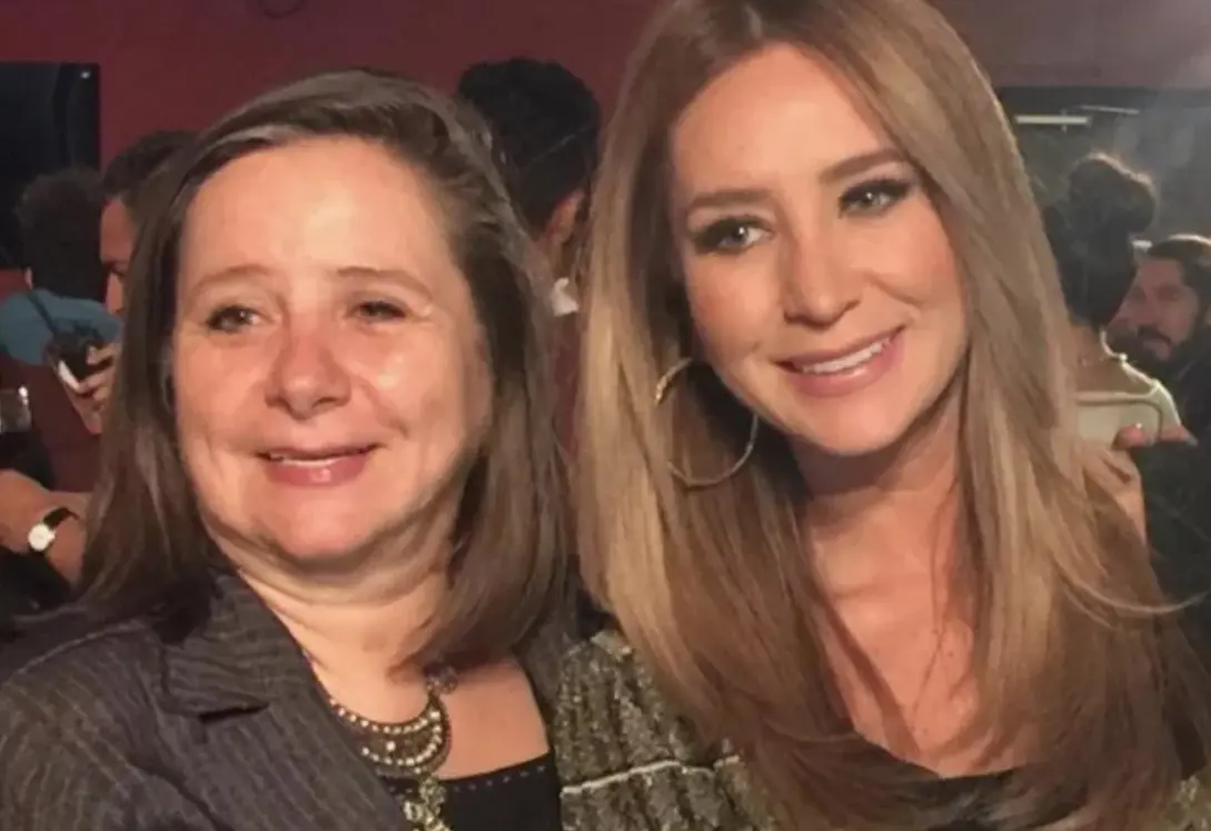 La mamá de la actriz constantemente da entrevistas a la prensa sobre la vida de su hija y hasta de su exyerno Gabriel Soto. Geraldine ha reconocido que al principio le molestaba la actitud de su madre, pero terminó resignándose a que no iba a cambiar.