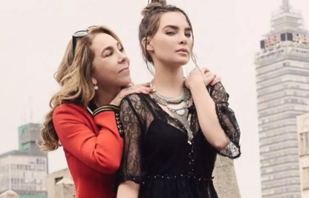 Belinda Schüll también maneja la carrera de su hija desde que era una niña y constantemente influye en sus decisiones. Una de las polémicas más recordadas es cuando la sacó de la telenovela 'Cómplices al rescate' y tuvo que ser reemplazada por Daniela Luján.