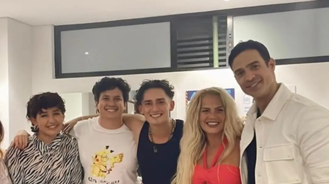 Emilio y Romina Marcos eligieron seguir los pasos de su madre en la televisión, pero aunque han tratado de mantener un perfil alejado de los escándalos, constantemente su mamá los pone en el centro de la polémica. En el caso de Romina, ha reconocido que al ser feminista le cuesta trabajo lidiar con la personalidad de su madre.