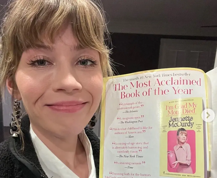La estrella de iCarly padeció por las actitudes tóxicas de su madre hasta el día en que falleció. Según relata en su libro 'Me alegro de que mi madre haya muerto', Debra la obligaba a actuar para mantener a la familia, la ponía a hacer dietas extremas y durante su adolescencia todavía la bañaba y la depilaba.
