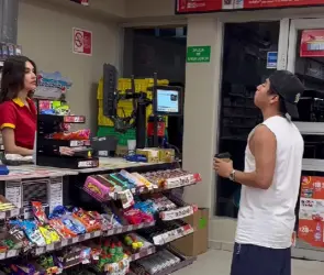 Cajera del Oxxo revela técnica para cobrar de más a los clientes sin que se den cuenta