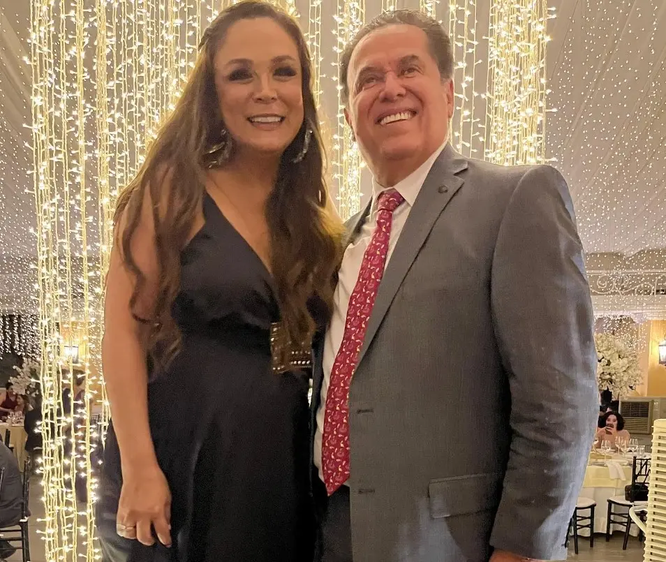 En 1991 se casó con Mario Bezares, con quien tiene dos hijos, Alejandro y Alan.