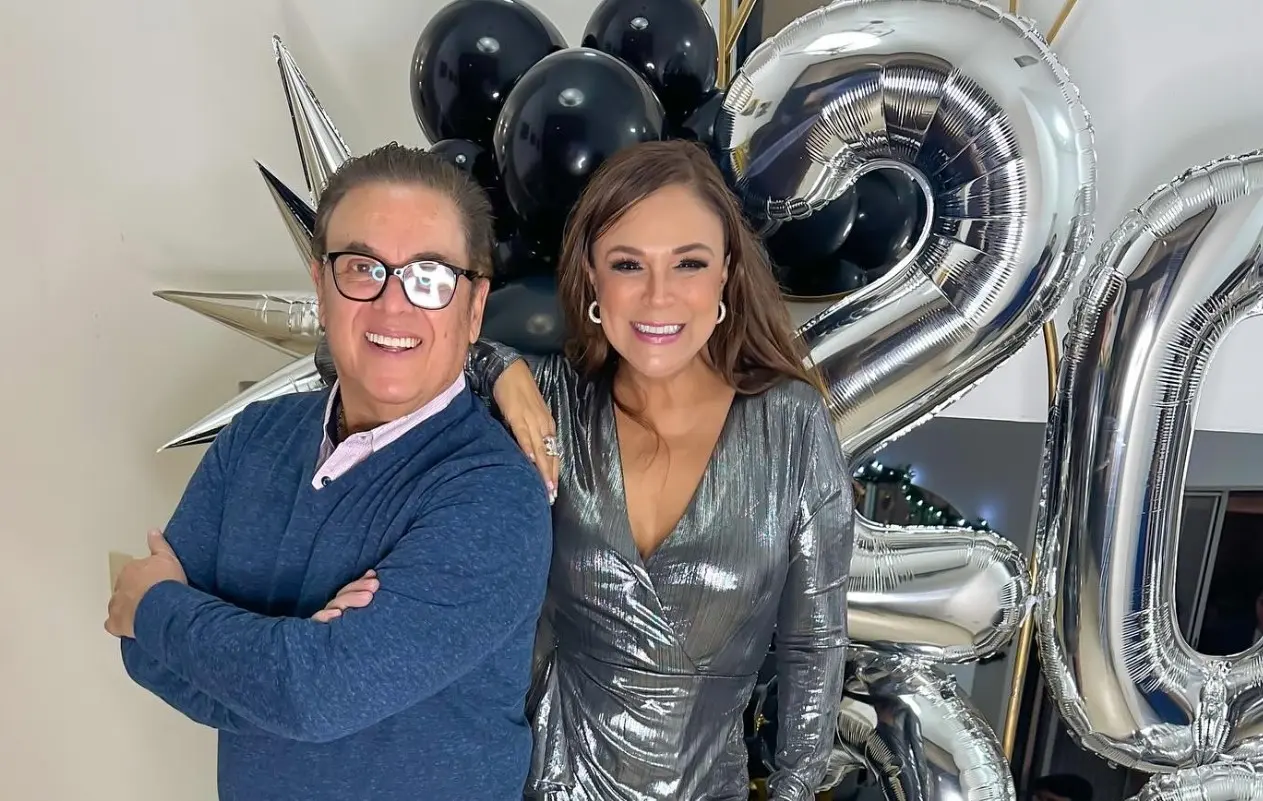 La familia se mudó a Los Ángeles por un tiempo, pero regresaron a México debido a la falta de éxito.