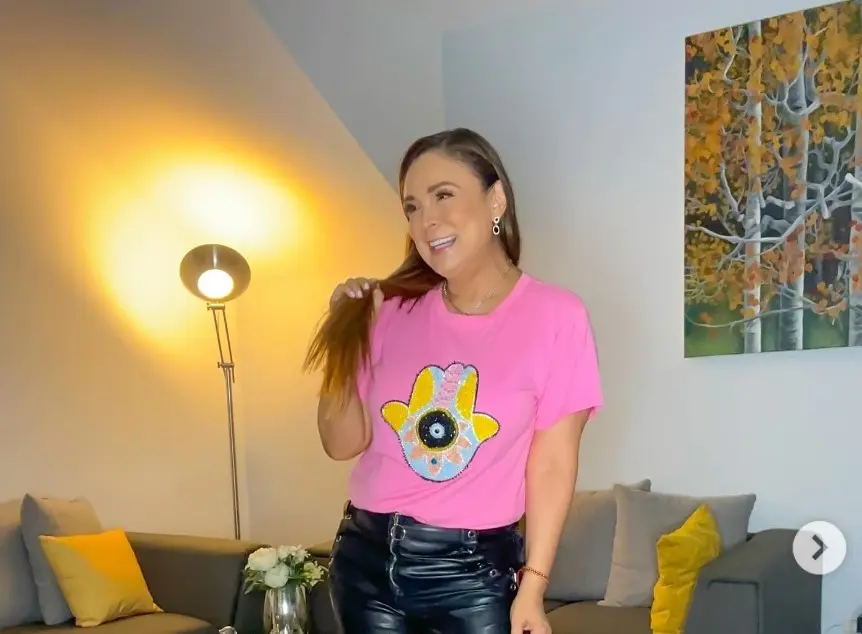 En 1989 fue nombrada Señorita Nuevo León, lo que impulsó su carrera en la televisión.