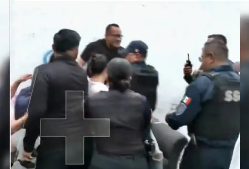 Enfrentamiento entre ciudadanos y policías de CDMX por presunta agresión a menor Enfrentamiento entre ciudadanos y policías de CDMX por presunta agresión a menor