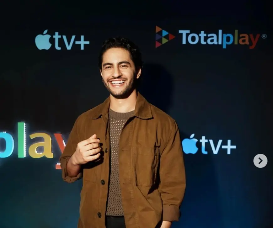 El actor mexicano fue reconocido en la categor&iacute;a 'Sin Fronteras'. Su gran oportunidad lleg&oacute; con la serie Acapulco de Apple TV+.