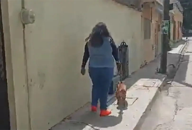 Mujer explota al ser exhibida por no recoger las heces de su perro