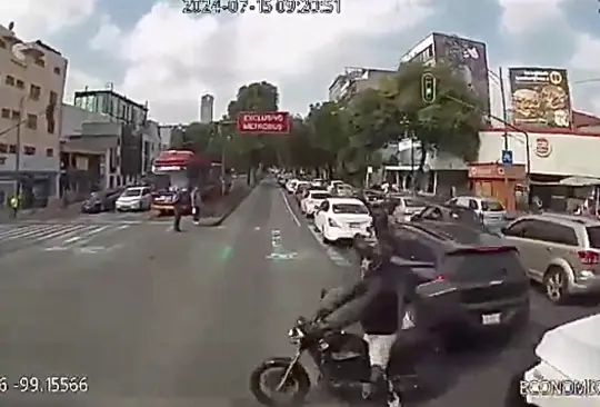 VIDEO | Así fue el frenón del Metrobús en Insurgentes que dejó 12 heridos tras impertinencia de motociclista