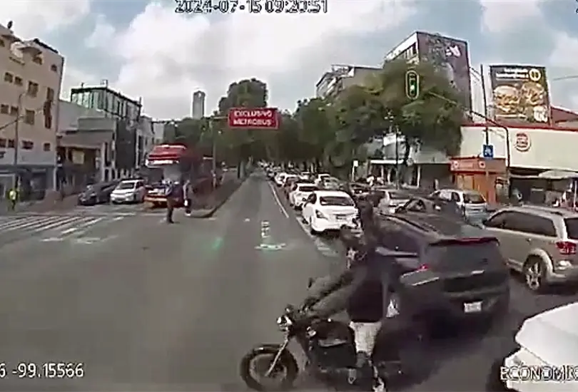 VIDEO | As&iacute; fue el fren&oacute;n del Metrob&uacute;s en Insurgentes que dej&oacute; 12 heridos tras impertinencia de motociclista