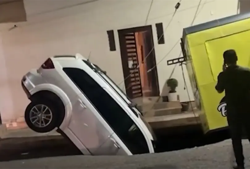El aterrador momento en el que enorme socav&oacute;n se traga camioneta en Sinaloa