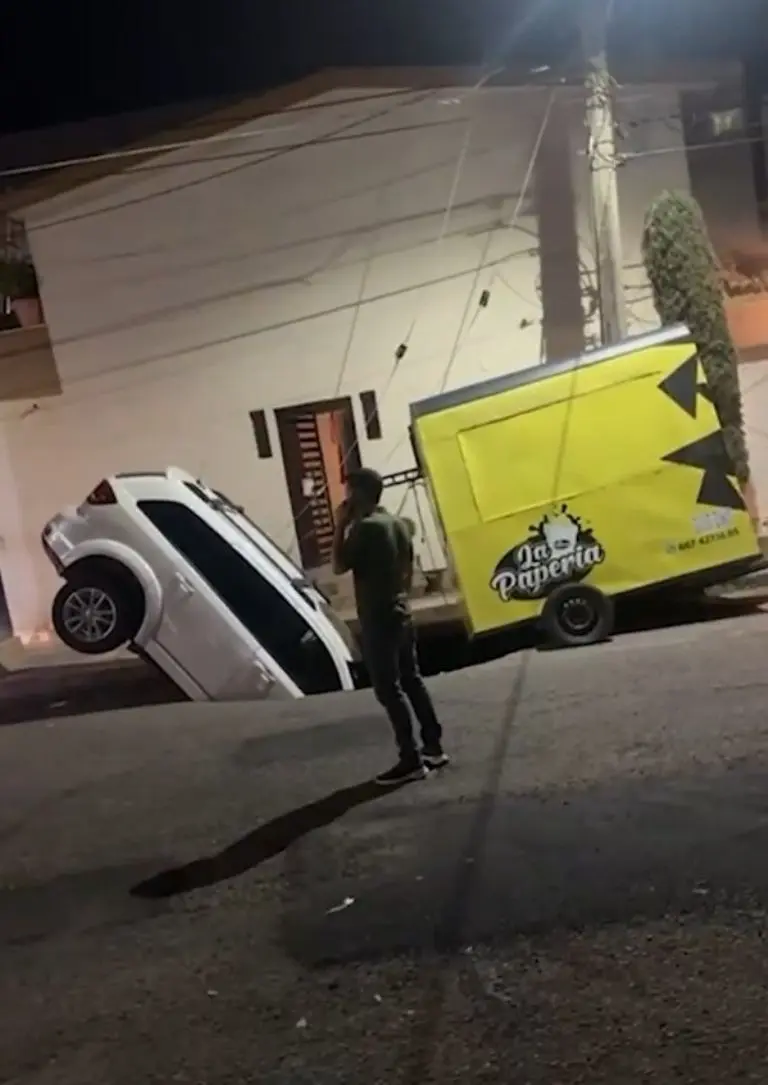 Sacavón 'traga' camioneta en Sinaloa - Tomada de video