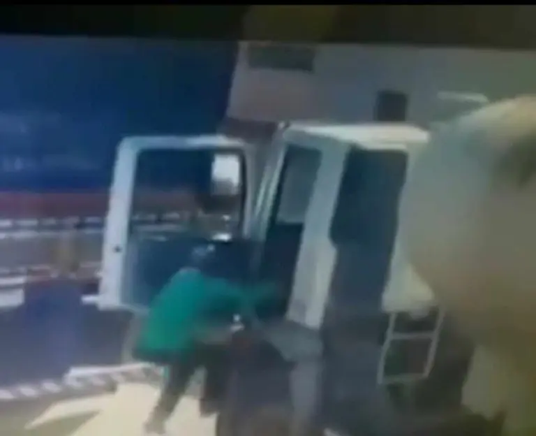 El hombre iba abordando su camión cuando pasó el accidenteFoto: Captura