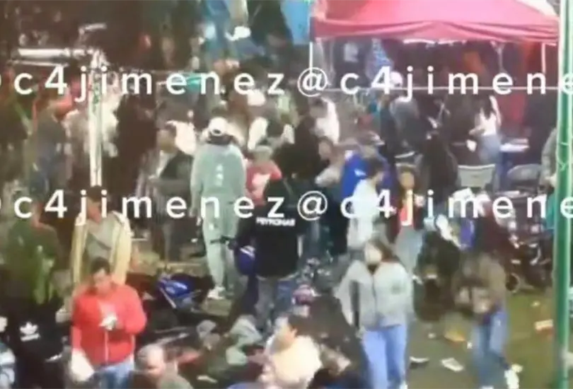 Las personas empezaron a correr sin soltar sus bebidas alcohólicas Las personas empezaron a correr sin soltar sus bebidas alcohólicas