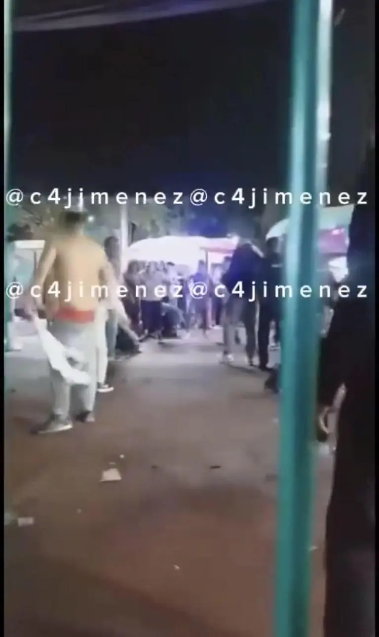 Varias personas empezaron a pelearseFoto: X @c4jimenez