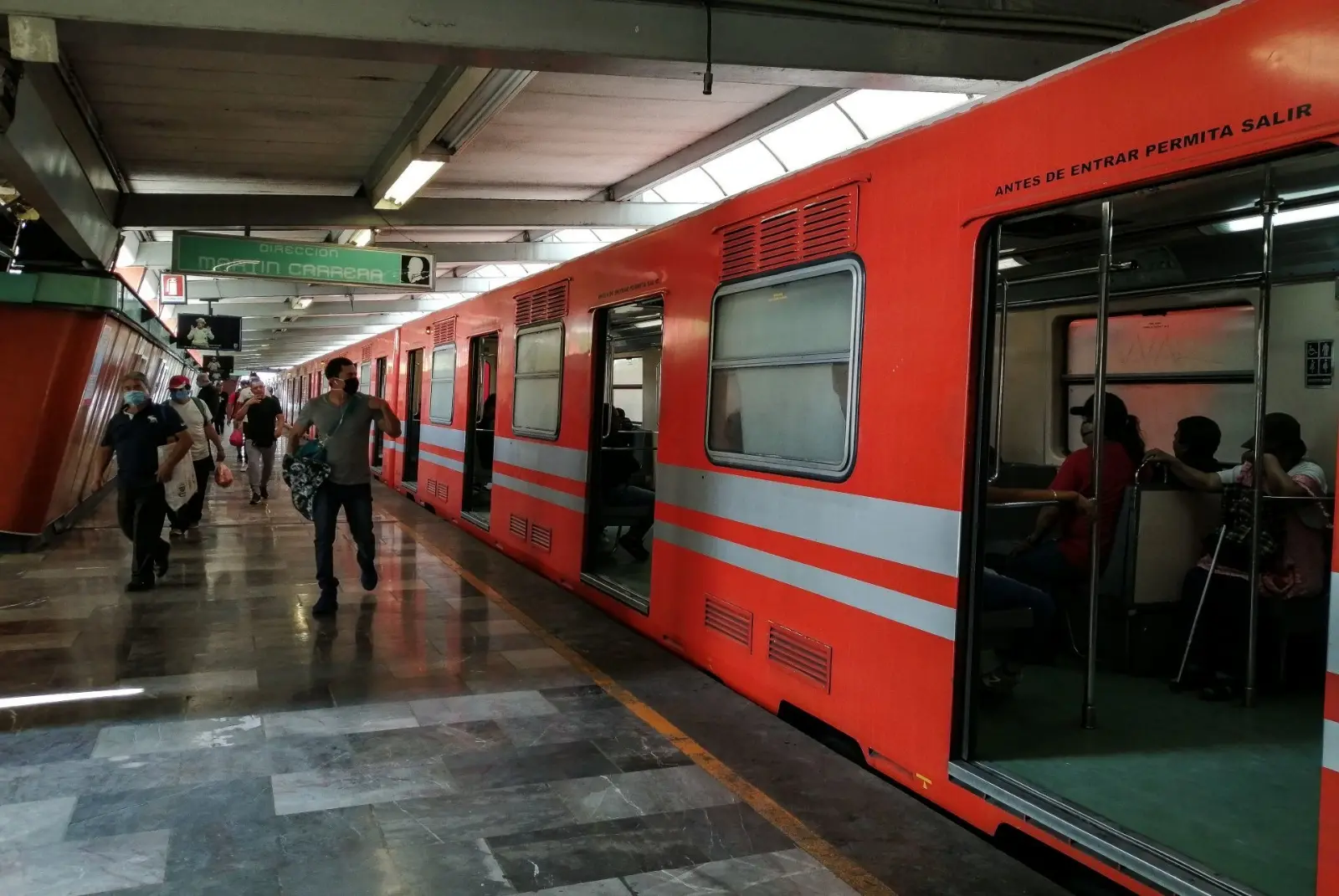 Quedarte dormido en una estación del Metro de la CDMX podría hacerte acreedor a una multa de miles de pesos. Cuartoscuro