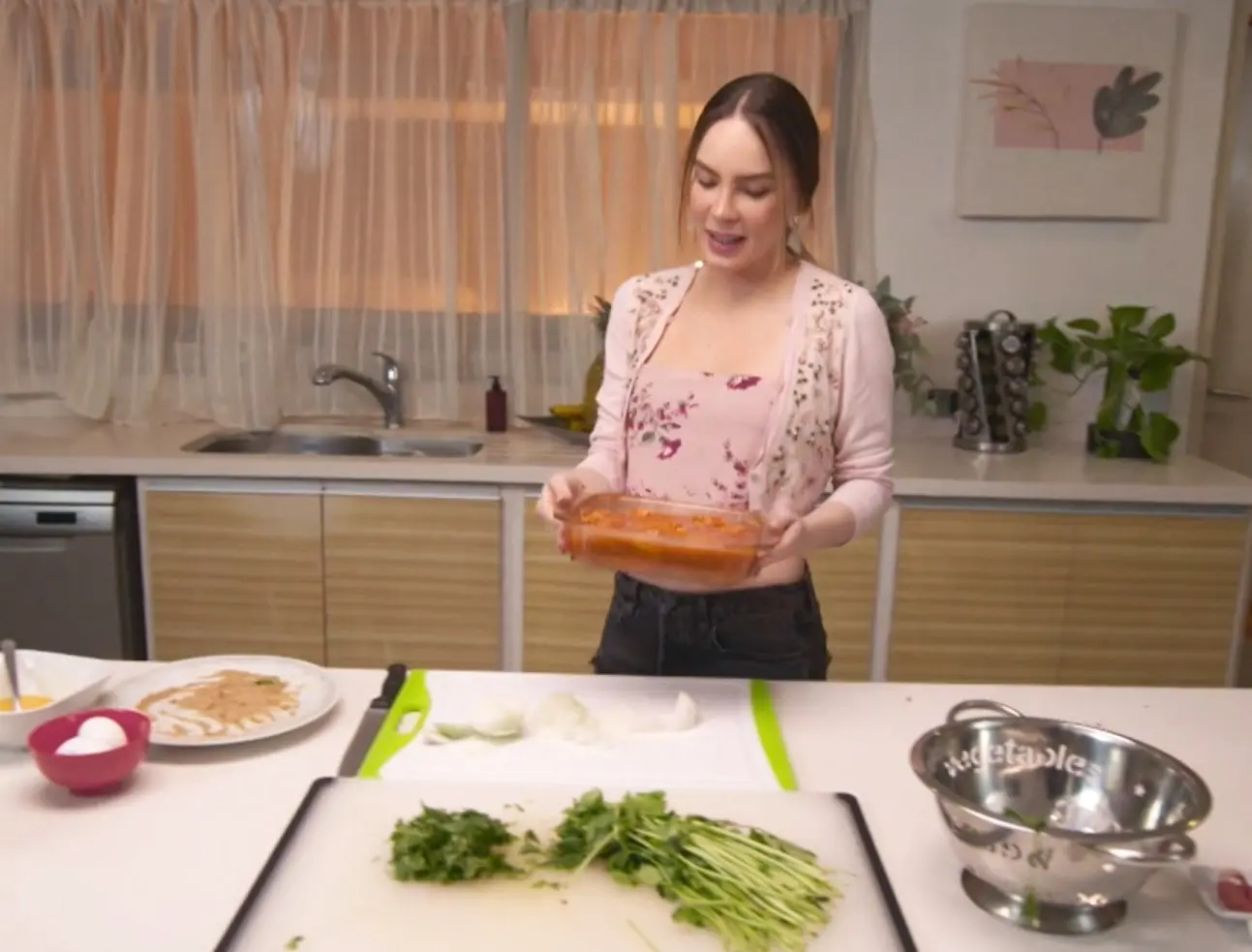 Su cocina no es muy grande, pero tiene lo esencial para cocinar y atender a sus invitados.