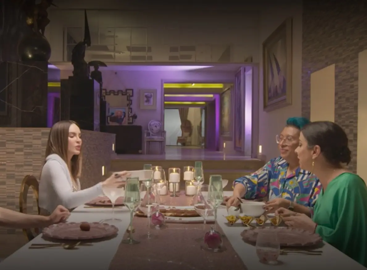 Otro aspecto que ha destacado, es que Belinda tiene vajilla de oro para recibir a sus invitados.