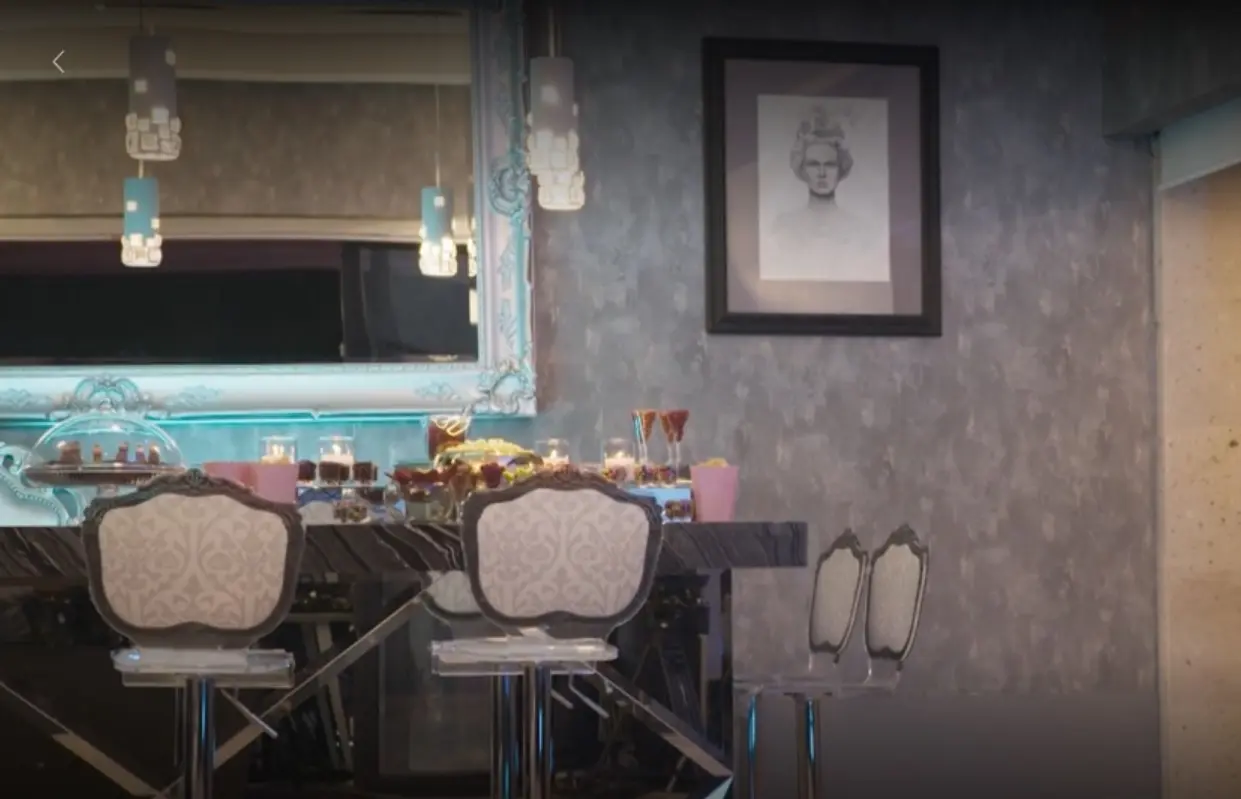 En su casa cuenta con un espacioso bar, donde suele organizar reuniones con sus amigos.