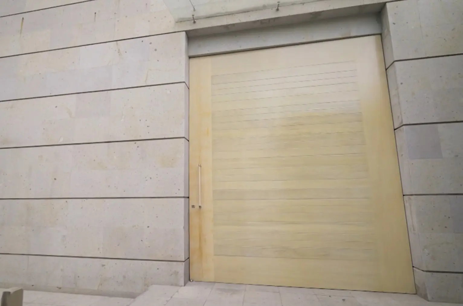 En la mansi&oacute;n de Belinda predominan los colores neutros como negro, blanco, caf&eacute; y gris.