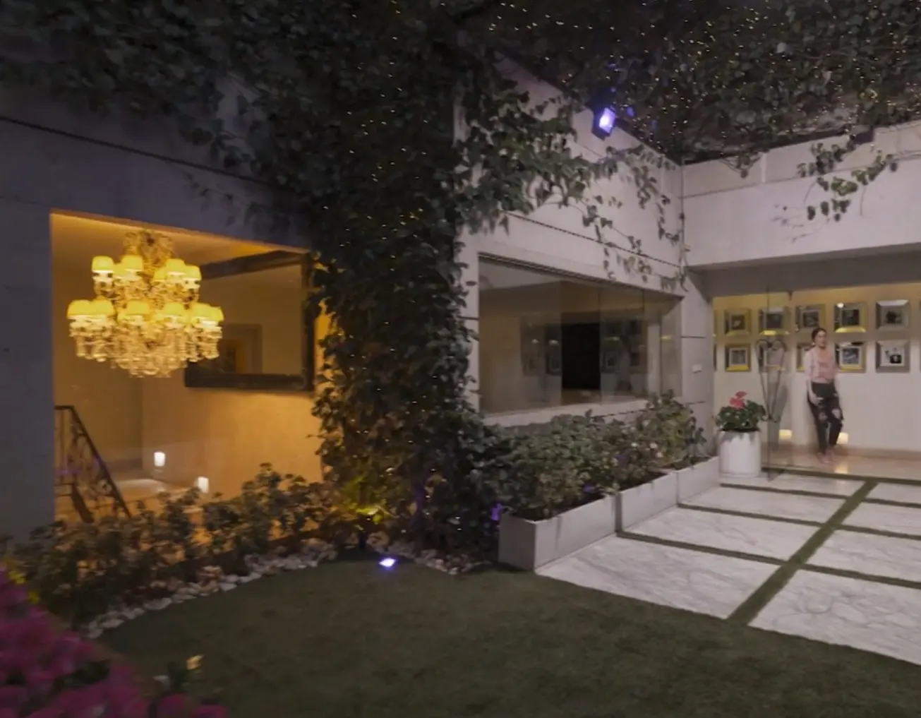 Tambi&eacute;n tiene un amplio jard&iacute;n, donde tiene muchas plantas y es uno de sus lugares favoritos.