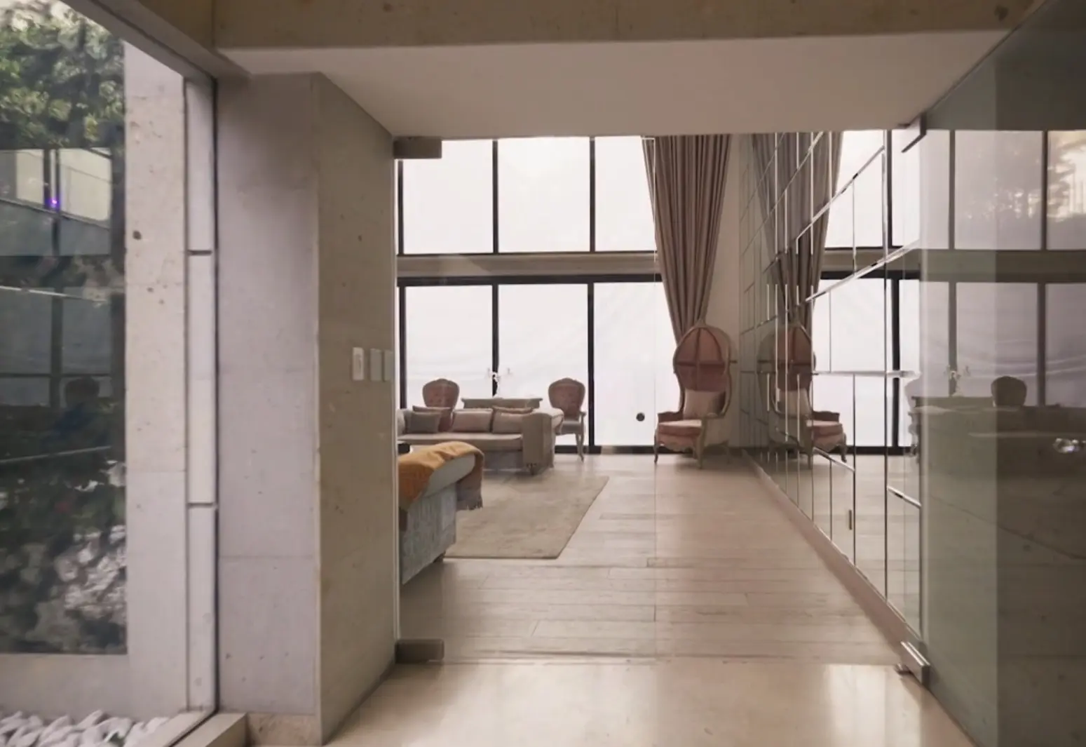 Tiene una amplia estancia donde suele organizar sus reuniones de trabajo.