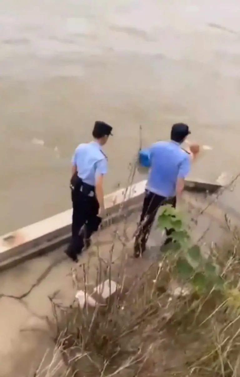 Caminaron viendo como el hombre se alejaba entre la corriente del ríoFoto: Captura