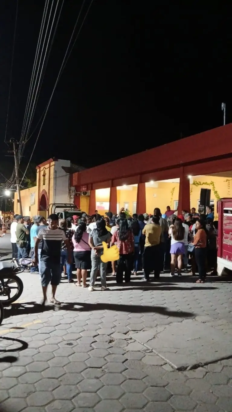 Así se veían los pobladores afuera del ayuntamientoFoto: Redes