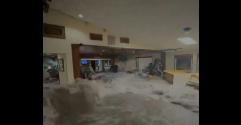 El agua entró a todo el lugar y se llevó a las personas. Foto: especial.
