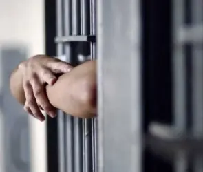 Las madres salen al paso de la delincuencia: otra mujer entrega a su hijo