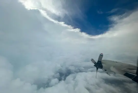 Científicos captan video desde el ojo del huracán Beryl