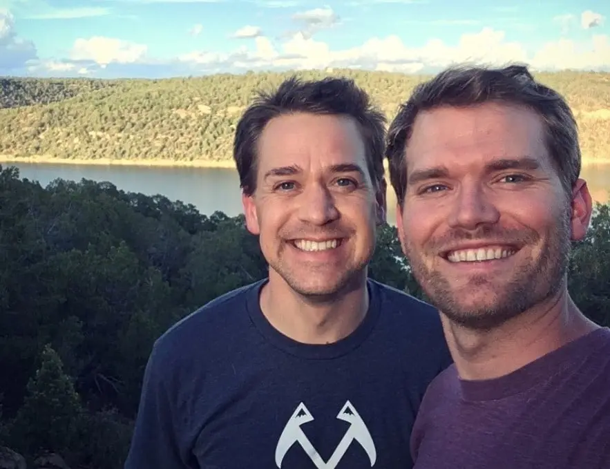 Ahora tiene 51 años y está casado con Patrick Leahy. Ha trabajado en otras series como La Trampa y The Flight Attendant.