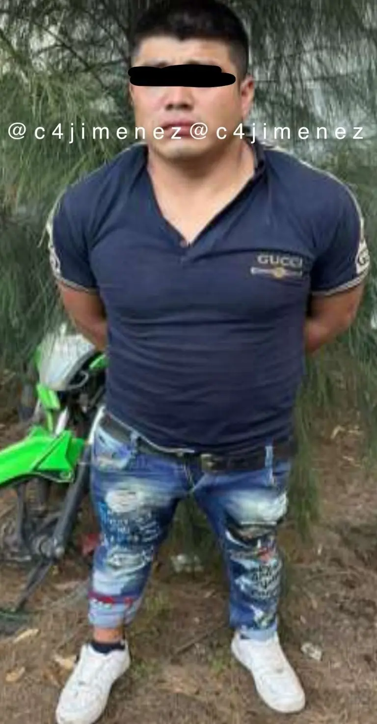 uDelincuentes roban dinero y teléfono de hombre y este los atropella con su auto - Tomada de video