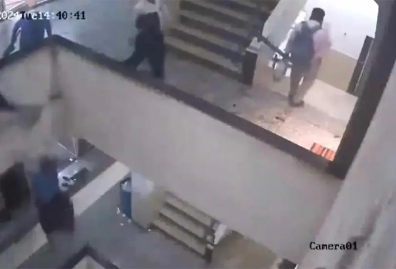La mujer perdi&oacute; el equilibrio cuando fue abrazada por su amigo