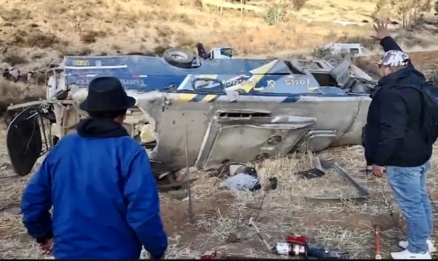 Accidente fatal: autobús de grupo regional cae a un barranco y mueren nueve músicos Accidente fatal: autobús de grupo regional cae a un barranco y mueren nueve músicos