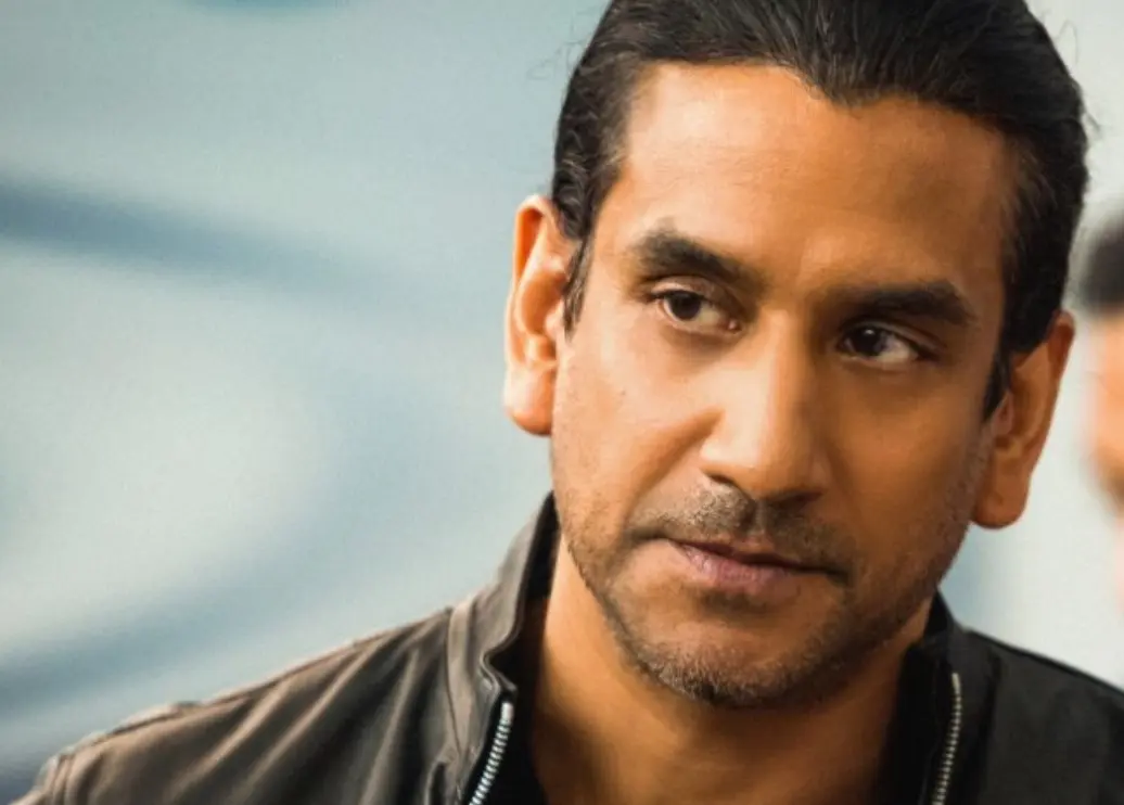 Ahora tiene 55 a&ntilde;os y es padre de dos hijos. Ha trabajado en series como 'Instinct' y 'Sense8'.