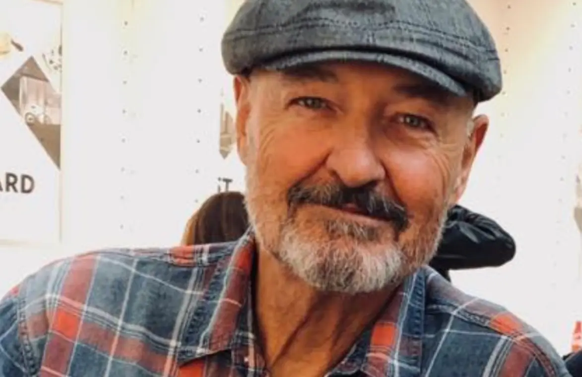 Ahora tiene 72 a&ntilde;os y ha trabajado en series como 'Patriot', 'Castle Rock' y 'Hawaii Five-0'.