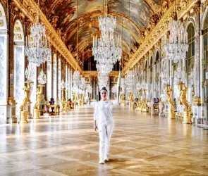 La mexicana Salma Hayek tuvo el honor de portar la llama Olímpica en París 2024