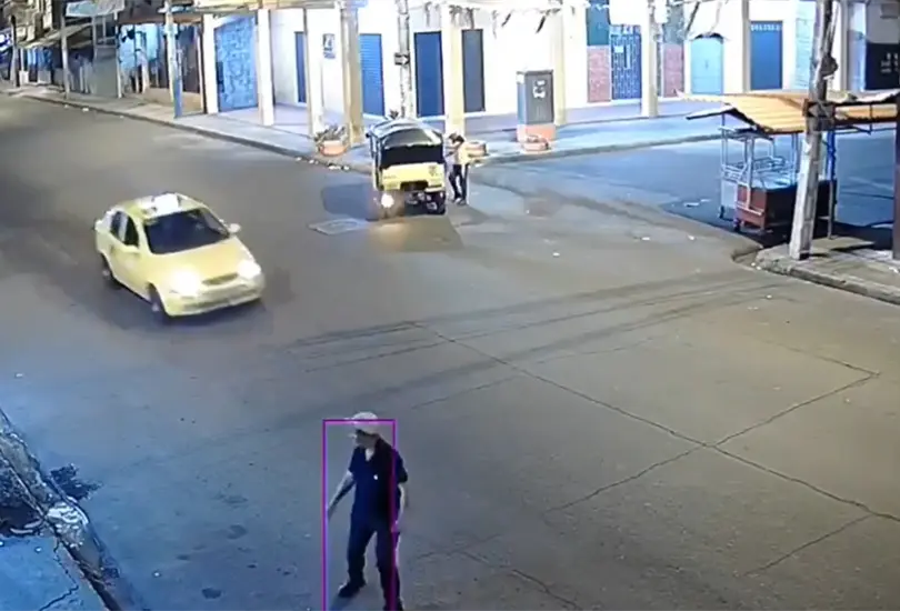 Tr&aacute;gico accidente: adulto mayor tropieza y es aplastado por taxi a toda velocidad