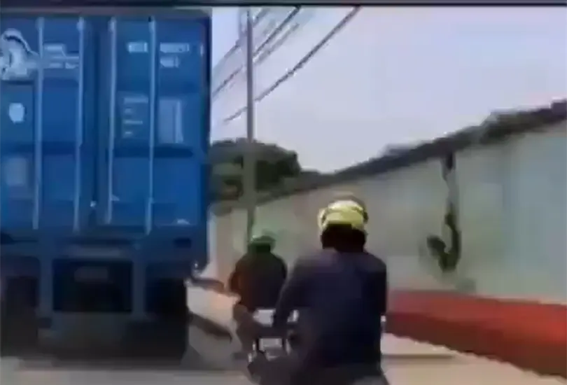 Cami&oacute;n aplasta cabeza de motociclista que perdi&oacute; el control de su veh&iacute;culo 