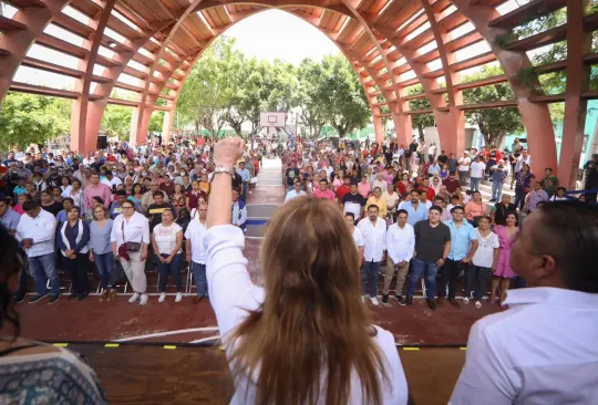 La gobernadora electa fue recibida con varios aplausos por parte de las personas