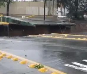 IMÁGENES IMPACTANTES: Enorme socavón de más de 10 metros se abre en plena avenida