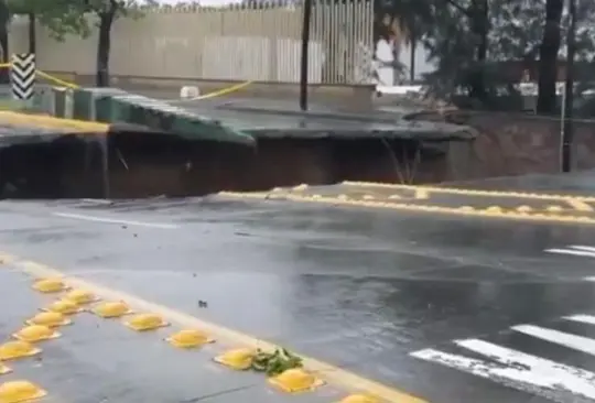 El socavón provocó tráfico en toda la avenida