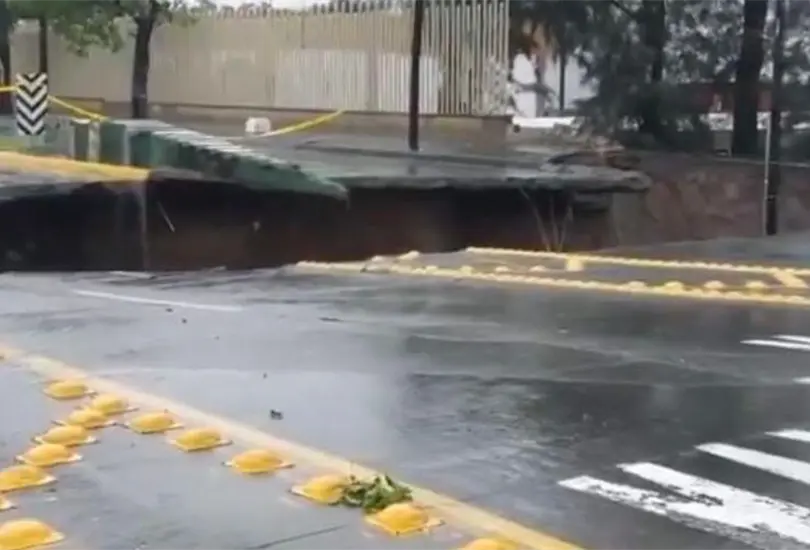 El socav&oacute;n provoc&oacute; tr&aacute;fico en toda la avenida